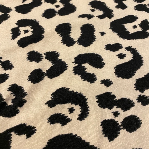 Leopard Print LulaRoe Leah top - Picture 2 of 4